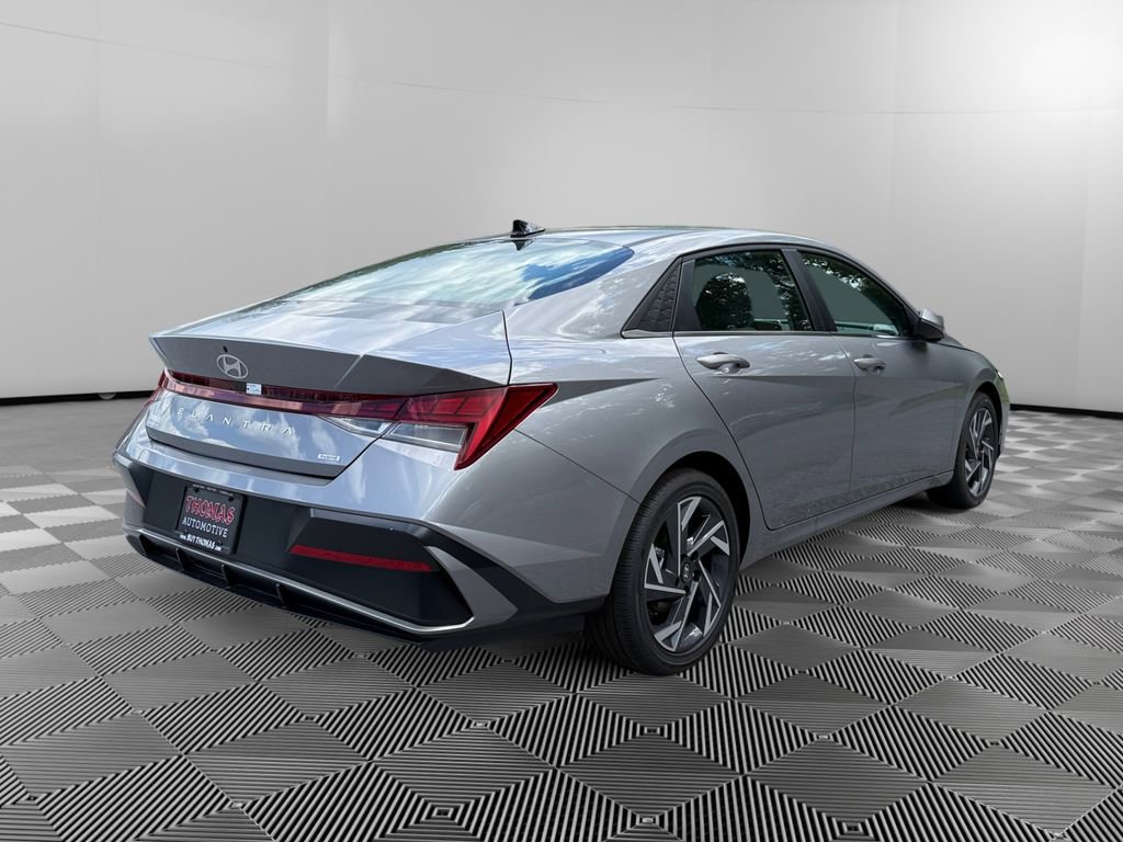 Used 2025 Hyundai Elantra Limited image 7