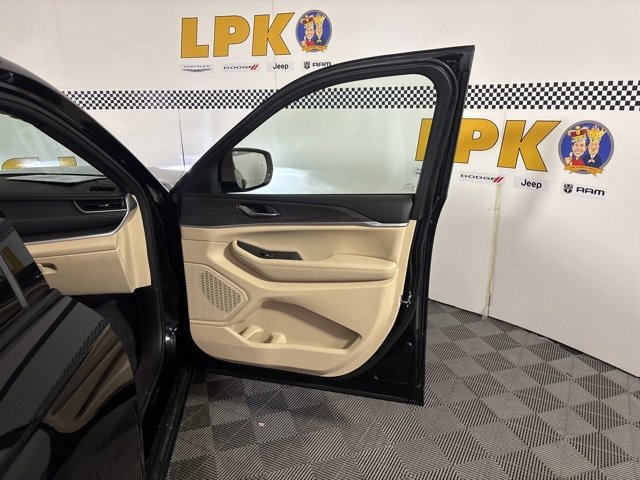 Used 2023 Jeep Grand Cherokee Limited image 25