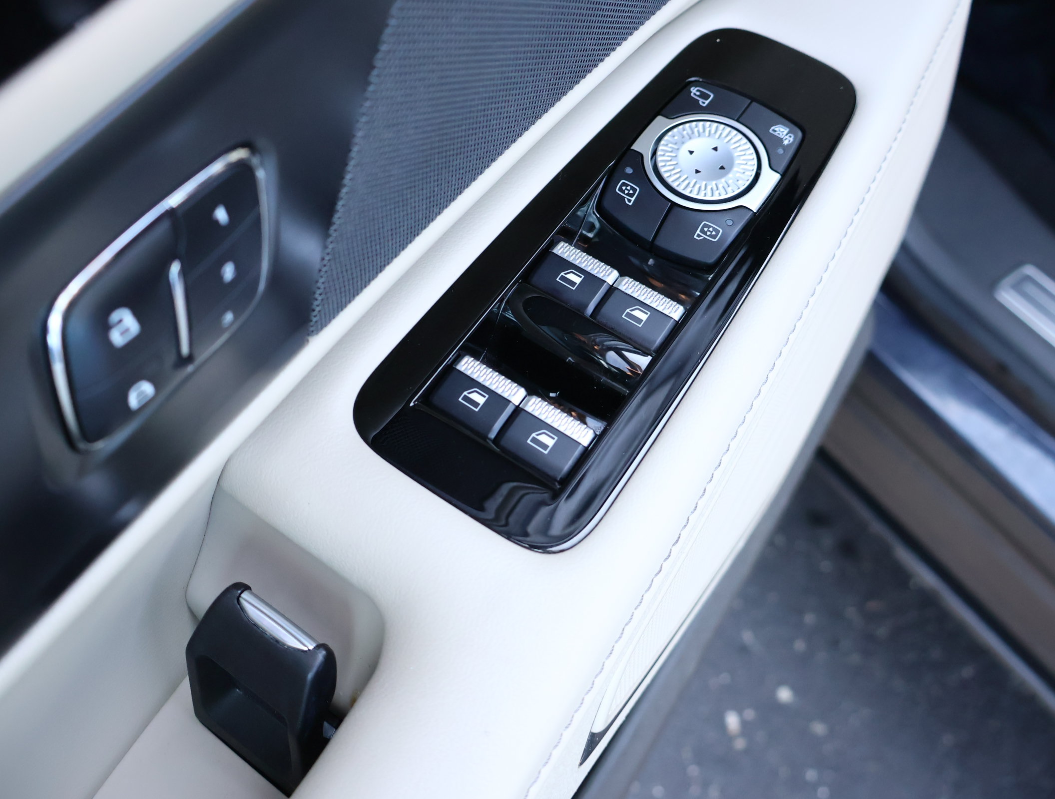 Used 2024 Lincoln Nautilus Reserve AWD/4WD image 7