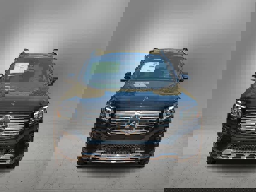 Used 2025 Mercedes-Benz GLB 250 4MATIC image 3