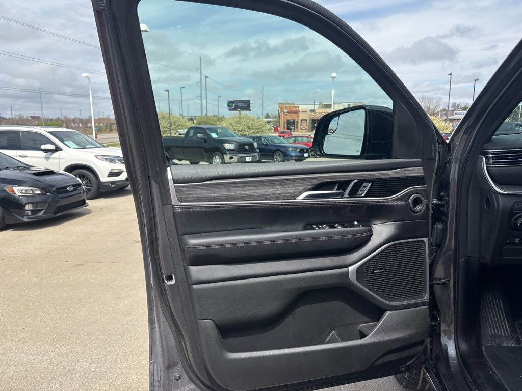 Used 2023 Jeep Wagoneer Series III w/ Preferred Equipment Group AWD/4WD image 9
