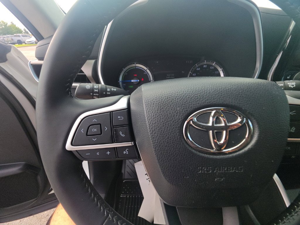 Used 2022 Toyota Highlander XLE AWD/4WD image 17