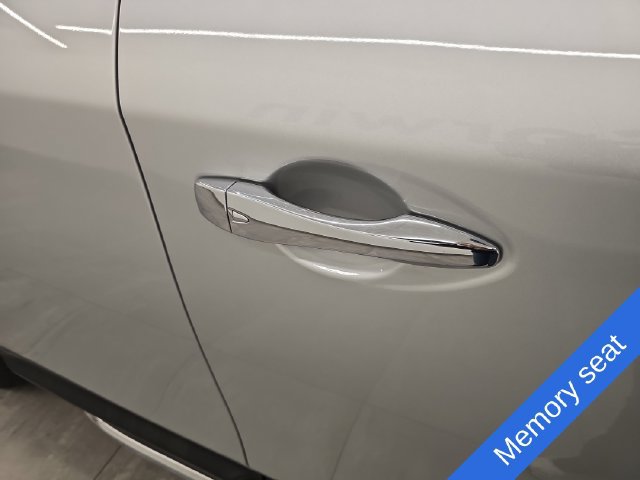 Used 2018 Nissan Pathfinder SL FWD image 8