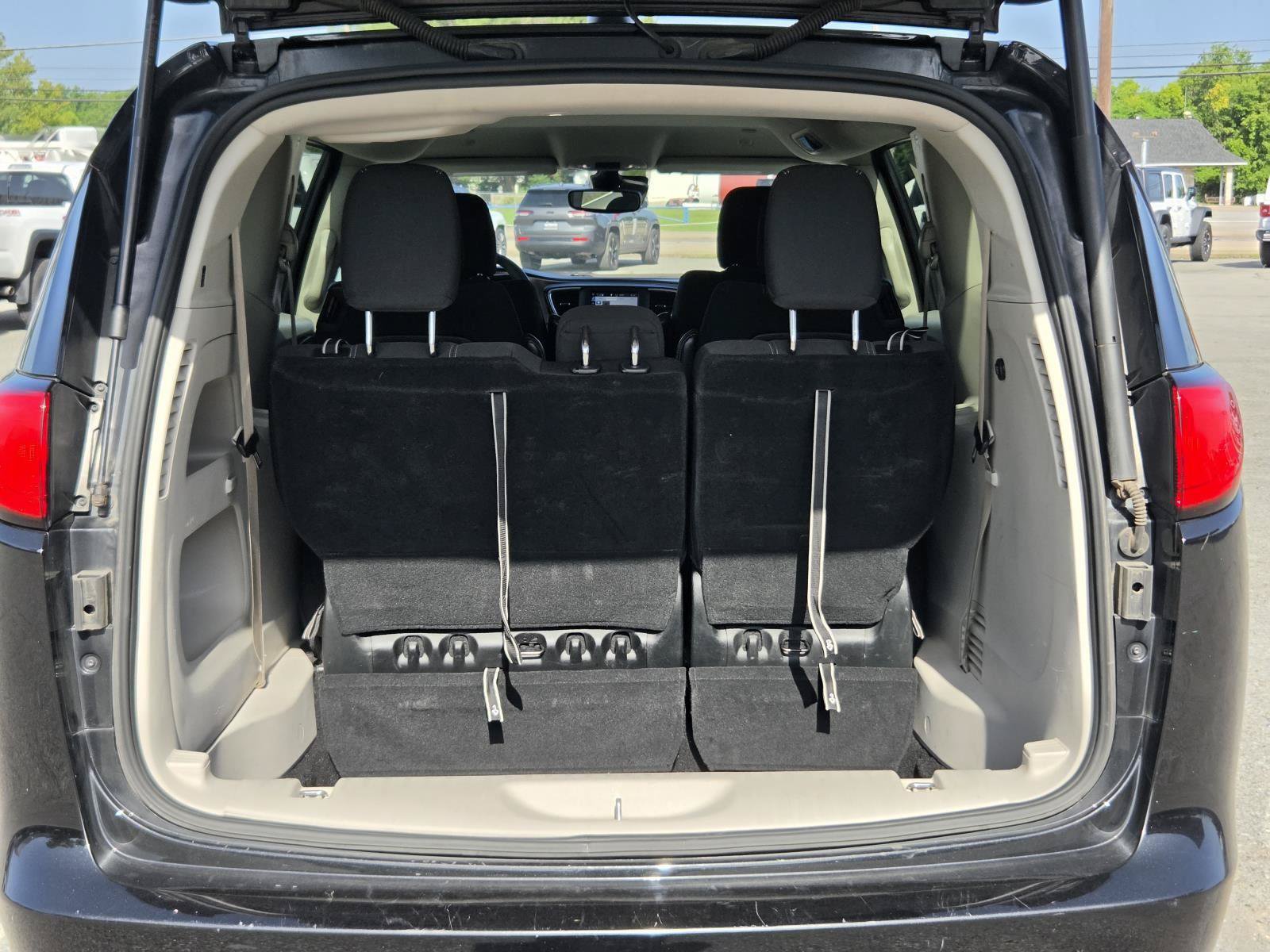 Used 2023 Chrysler Voyager LX FWD image 10