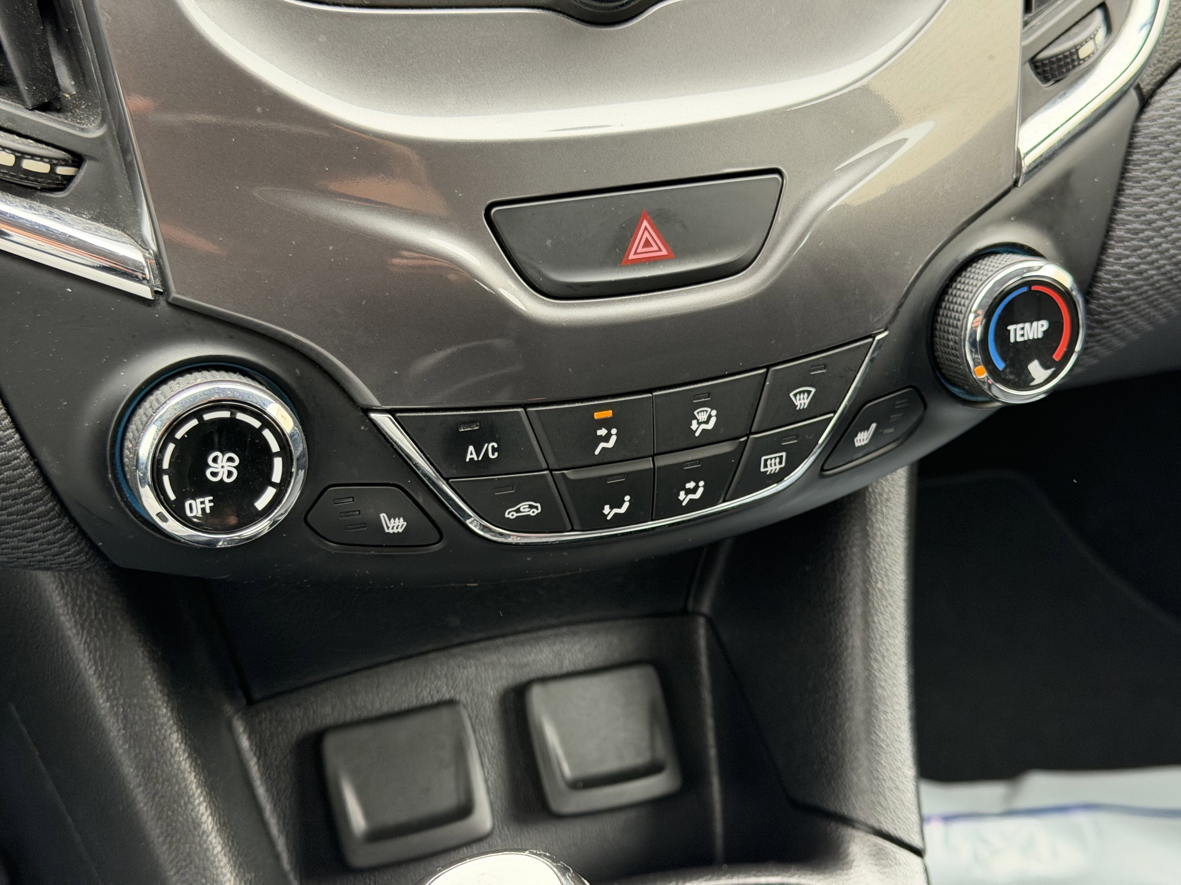 Used 2018 Chevrolet Cruze LT w/ Convenience Package FWD image 19