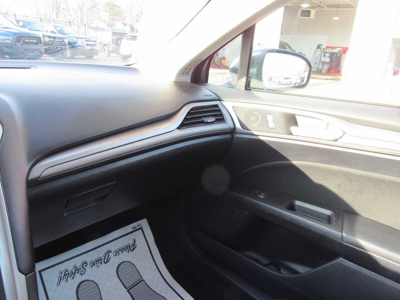Used 2020 Ford Fusion SE FWD image 16