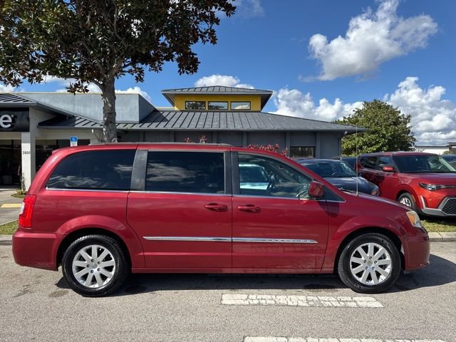 Used 2016 Chrysler Town & Country Touring image 8