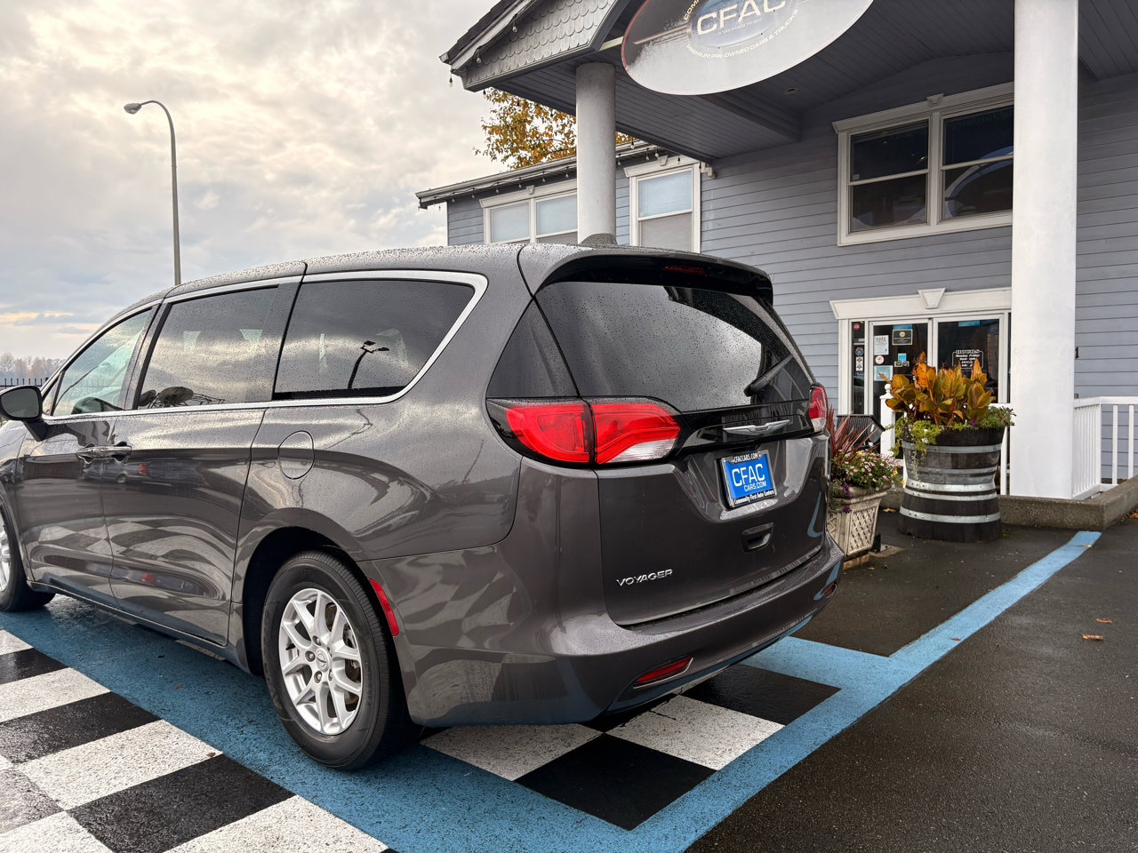 Used 2022 Chrysler Voyager LX image 3