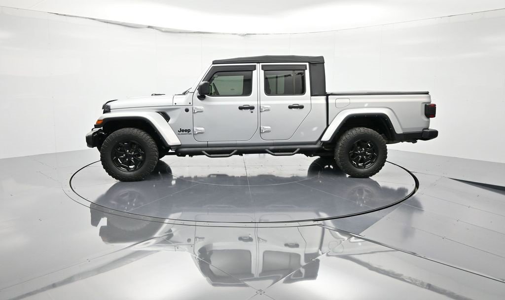 Certified 2022 Jeep Gladiator Willys image 9
