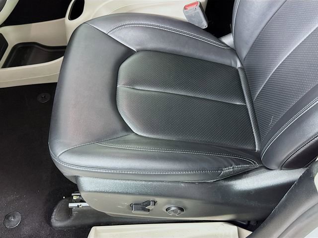 Used 2024 Chrysler Pacifica Select image 20