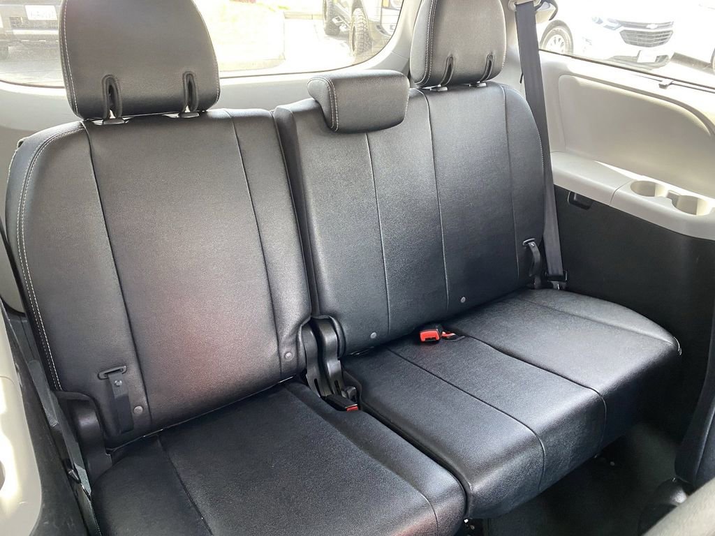 Certified 2019 Toyota Sienna SE FWD image 19