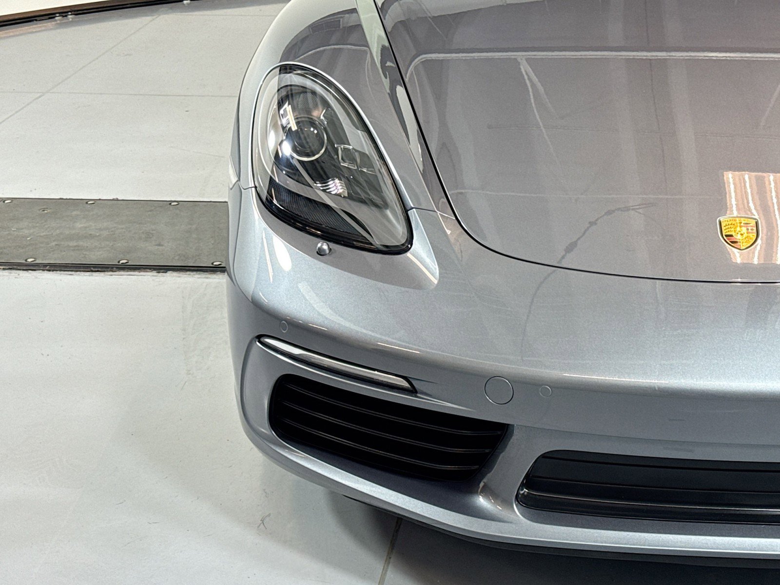 Used 2025 Porsche 718 Boxster w/ Premium Package RWD image 25