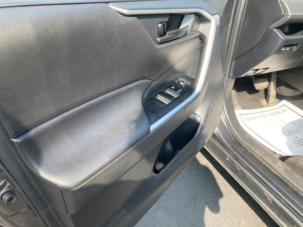Used 2020 Toyota RAV4 LE image 12