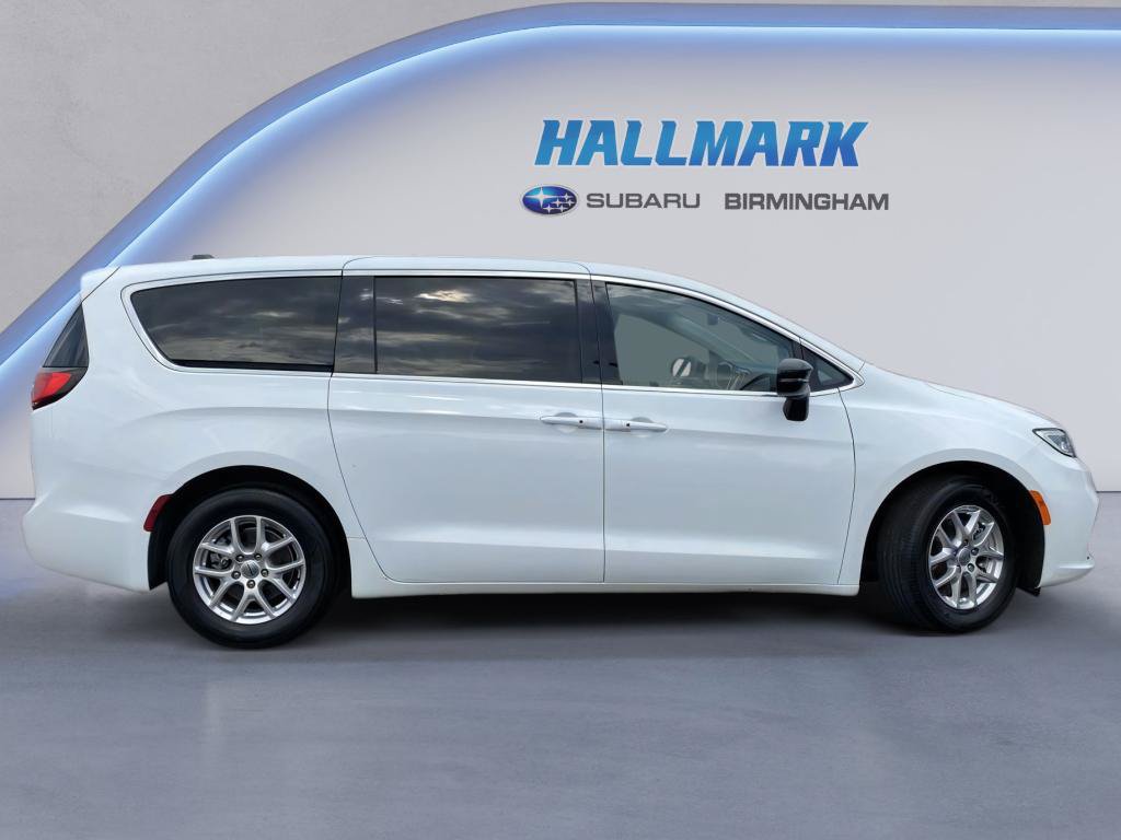Used 2024 Chrysler Pacifica Touring-L FWD image 2