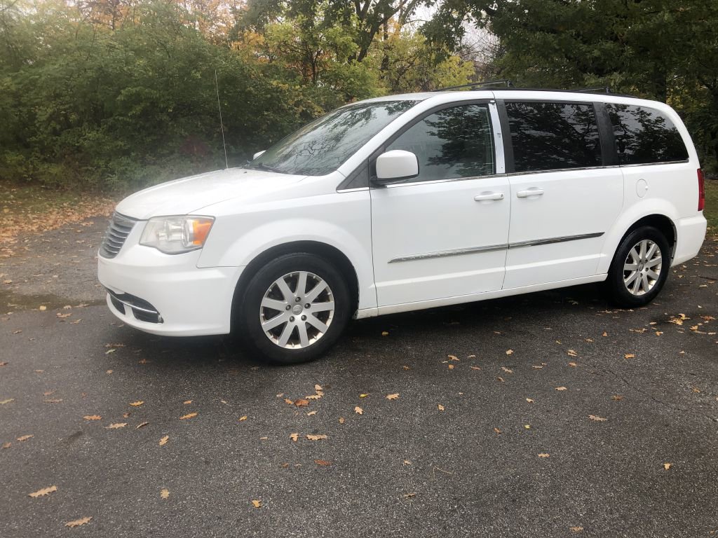 Used 2014 Chrysler Town & Country Touring image 2