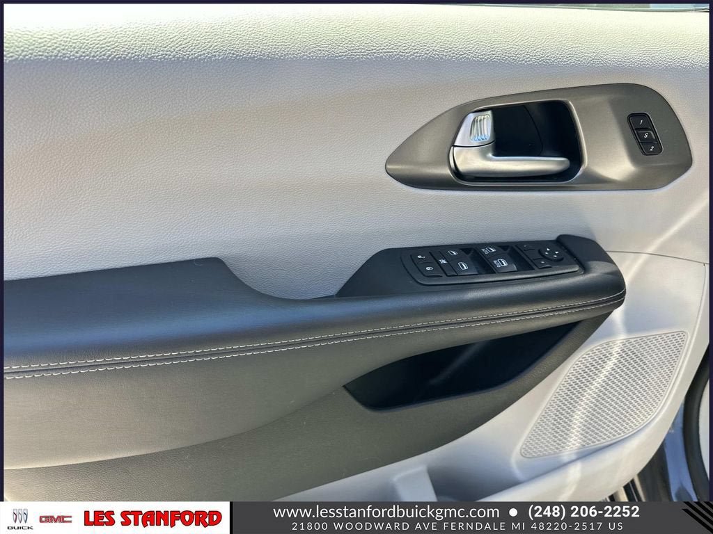 Used 2023 Chrysler Pacifica Touring-L FWD image 17