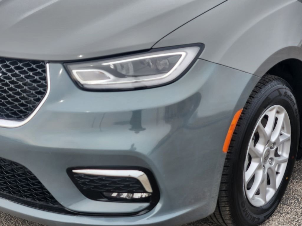 Used 2023 Chrysler Pacifica Touring-L image 10