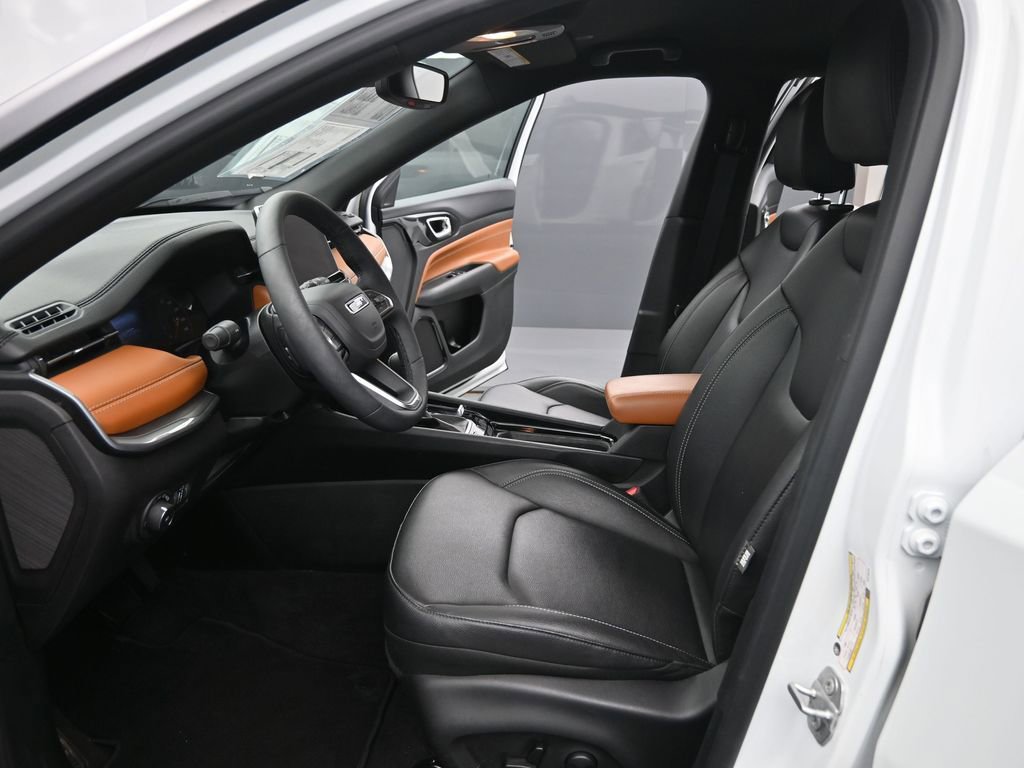 Used 2025 Jeep Compass Limited image 10