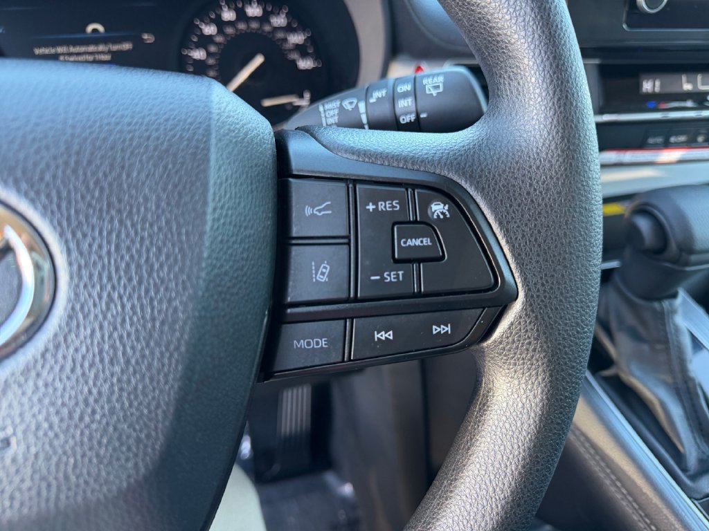 Used 2026 Toyota Sienna LE AWD/4WD image 19