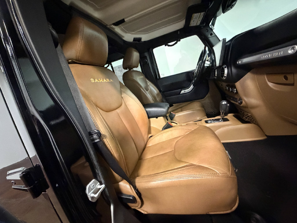 Used 2015 Jeep Wrangler Unlimited Sahara w/ Connectivity Group AWD/4WD image 13