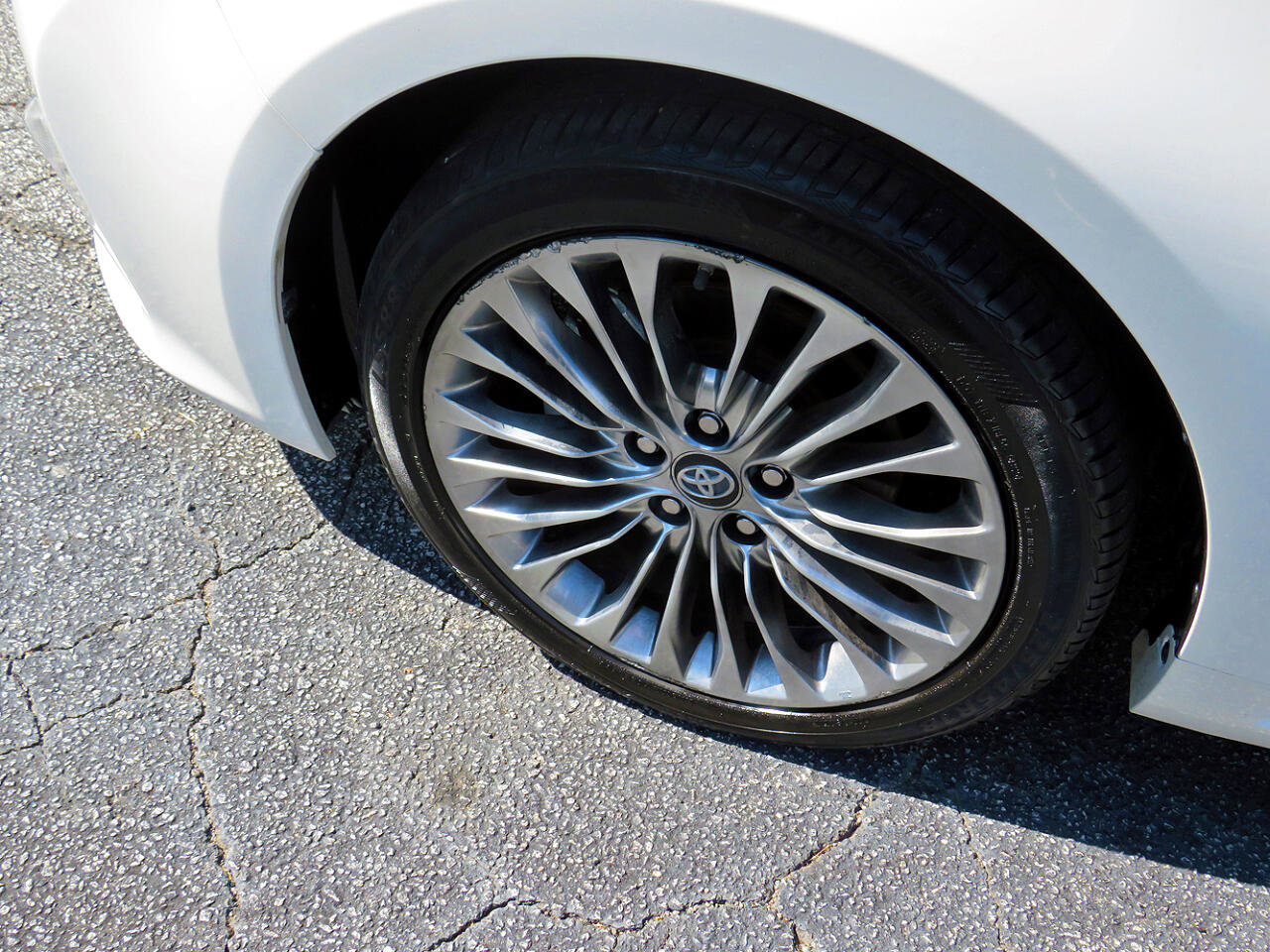 Used 2017 Toyota Avalon Limited image 11