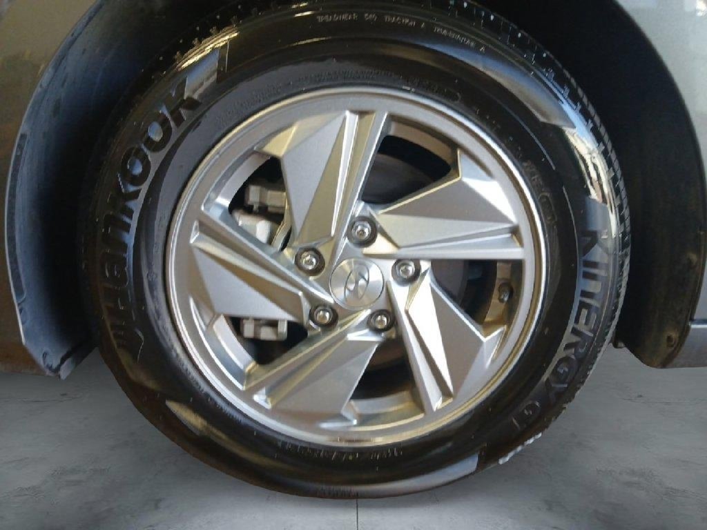 Used 2024 Hyundai Elantra SE FWD image 16