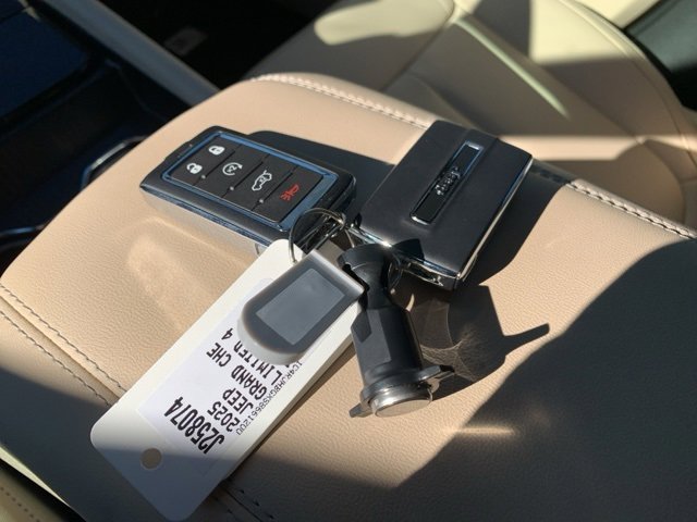 New 2025 Jeep Grand Cherokee Limited w/ Black Appearance Package image 39