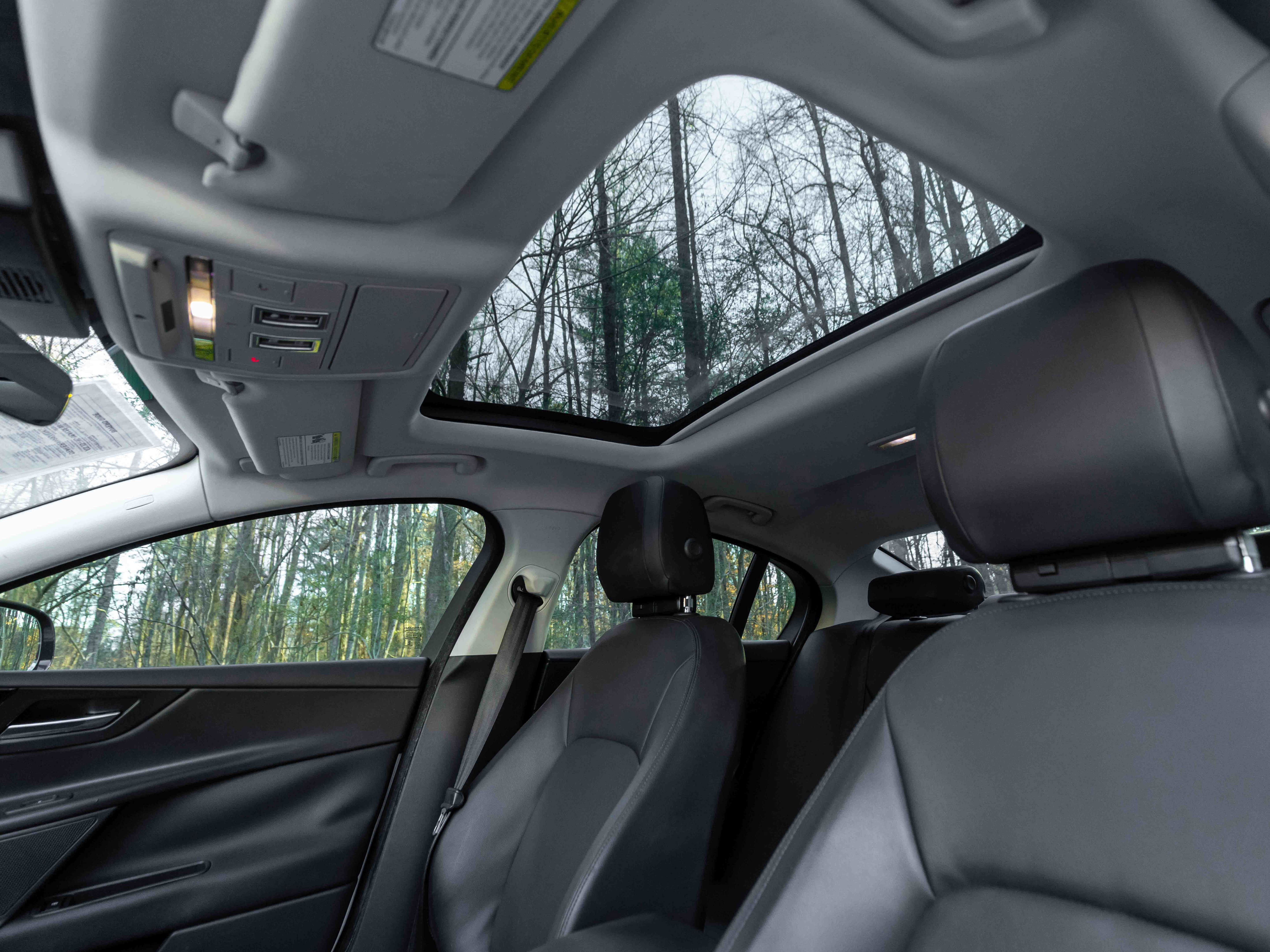 Used 2019 Jaguar XE Premium image 12