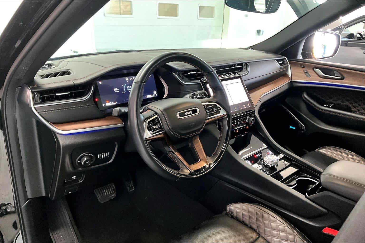 Used 2022 Jeep Grand Cherokee Summit AWD/4WD image 2