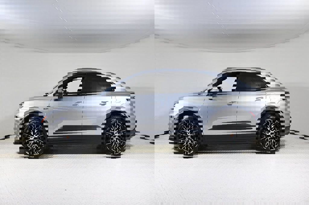 Certified 2025 Porsche Macan Electric image 2