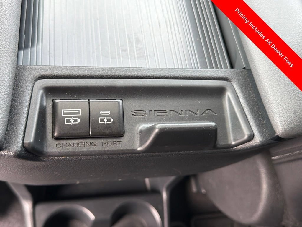 Used 2022 Toyota Sienna XSE w/ XSE Plus Package FWD image 39