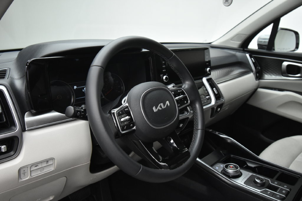 Used 2023 Kia Sorento EX AWD/4WD image 12