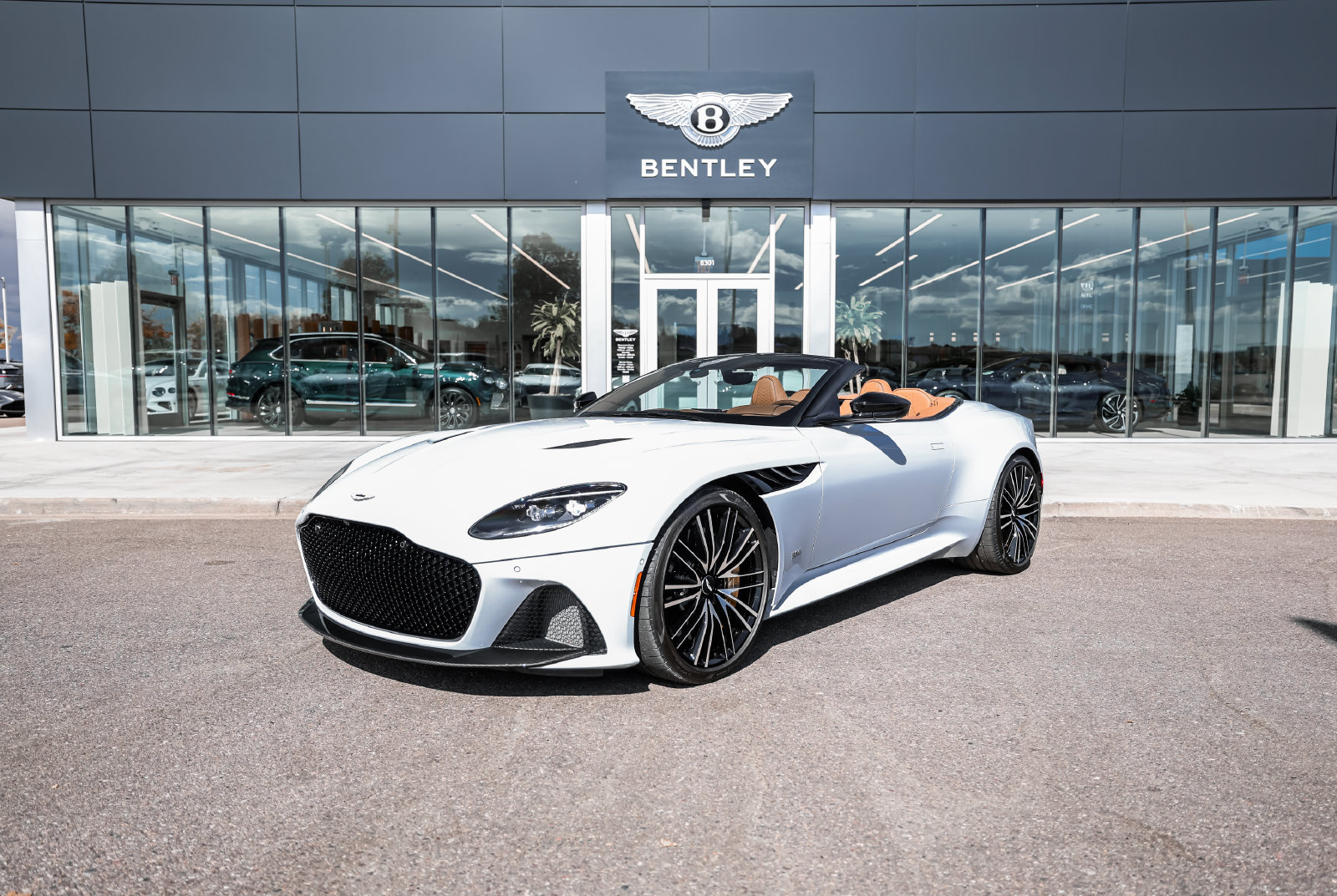 Used 2022 Aston Martin DBS Superleggera Volante RWD image 1