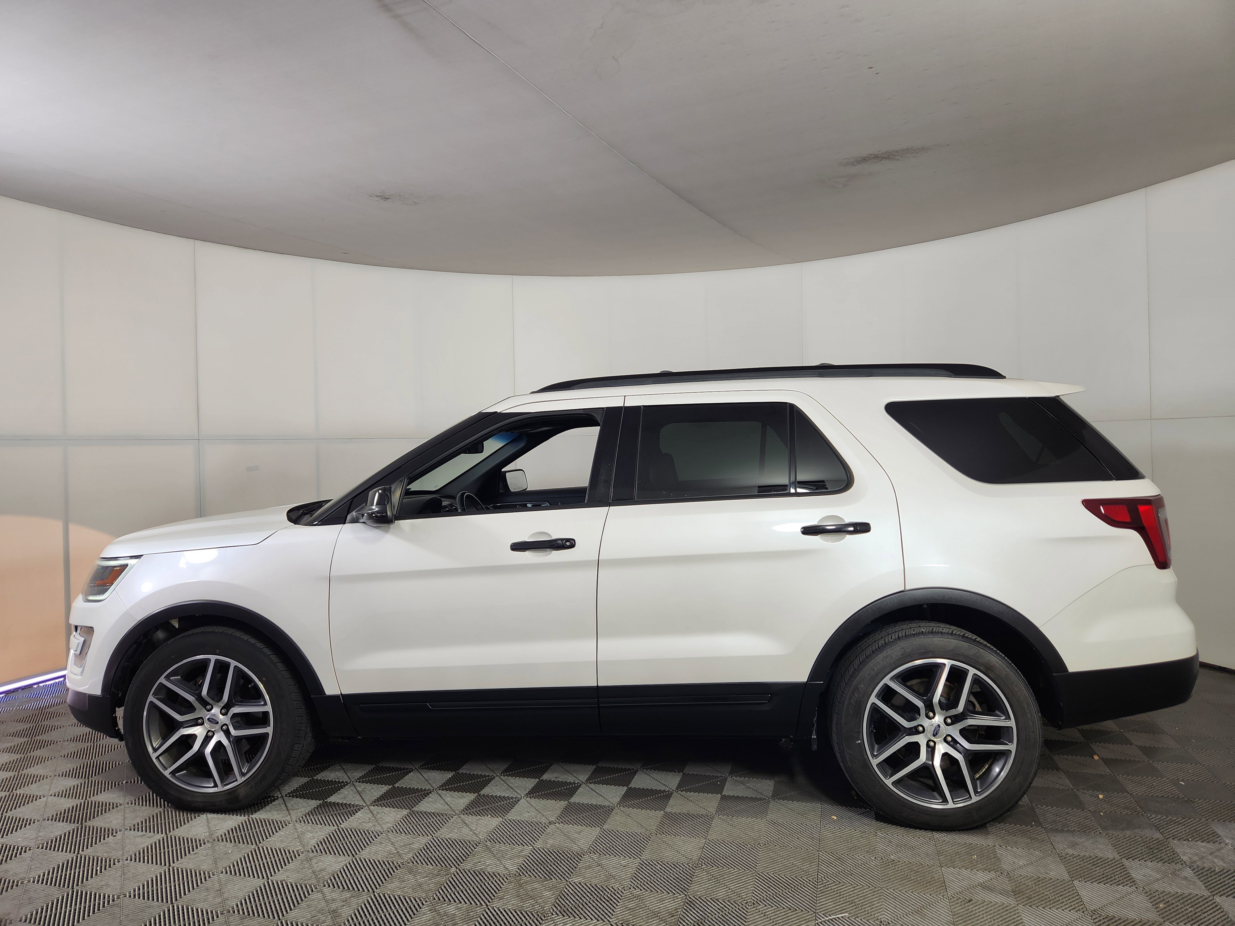 Used 2017 Ford Explorer Sport AWD/4WD image 4