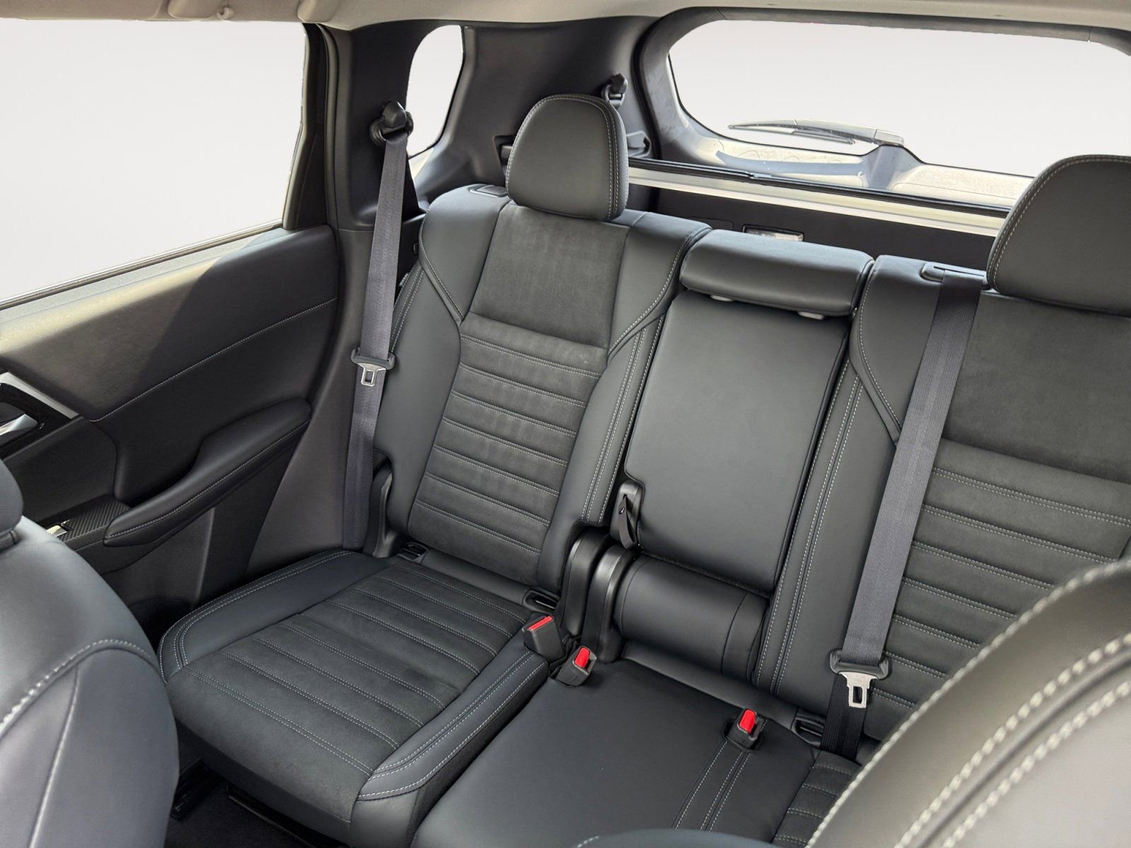 Used 2025 Mitsubishi Outlander SE AWD/4WD image 13