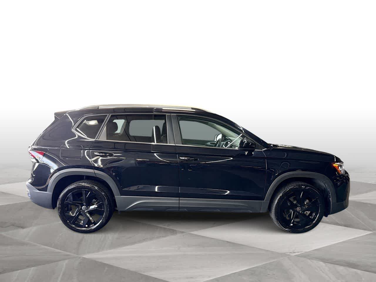 Used 2025 Volkswagen Taos SE w/ Panoramic Sunroof Package FWD image 9