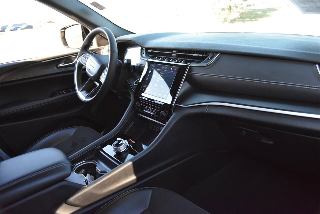 Used 2024 Jeep Grand Cherokee Altitude image 31