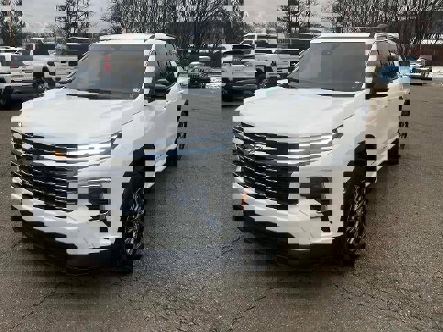 Used 2025 Chevrolet Traverse LT image 1