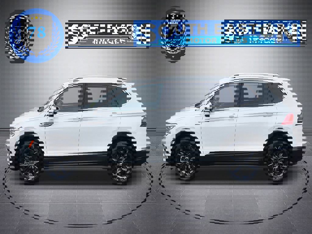 Used 2022 Volkswagen Tiguan SE w/ Panoramic Sunroof Package image 7