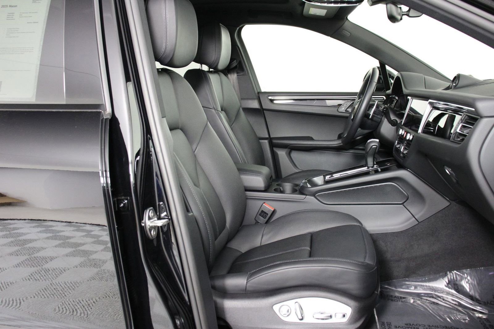 Certified 2025 Porsche Macan image 31