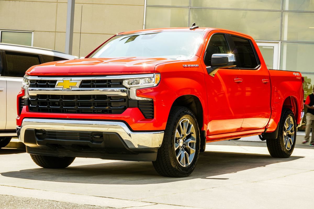 Used 2023 Chevrolet Silverado 1500 LT AWD/4WD image 8