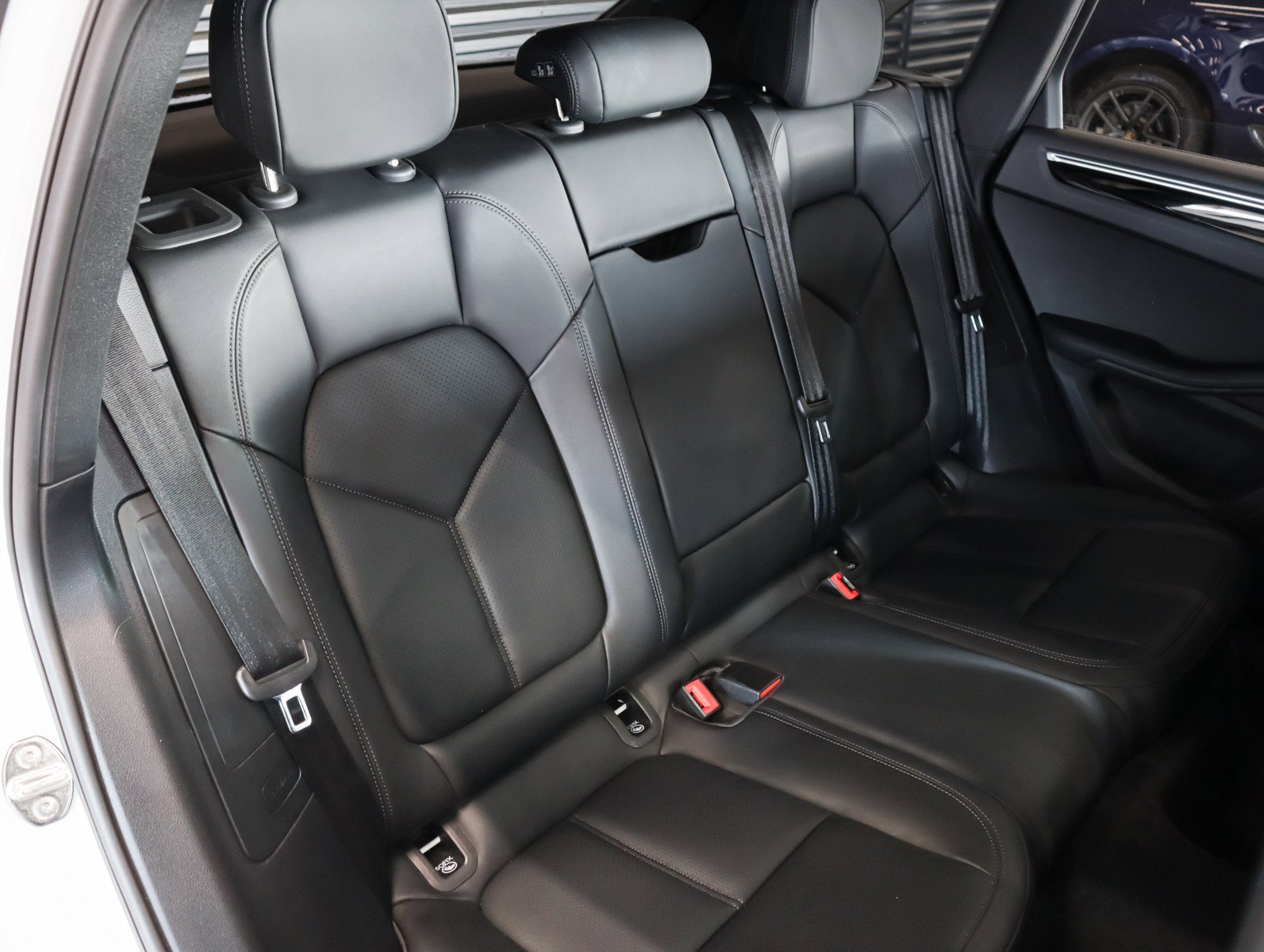 Certified 2023 Porsche Macan S AWD/4WD image 6