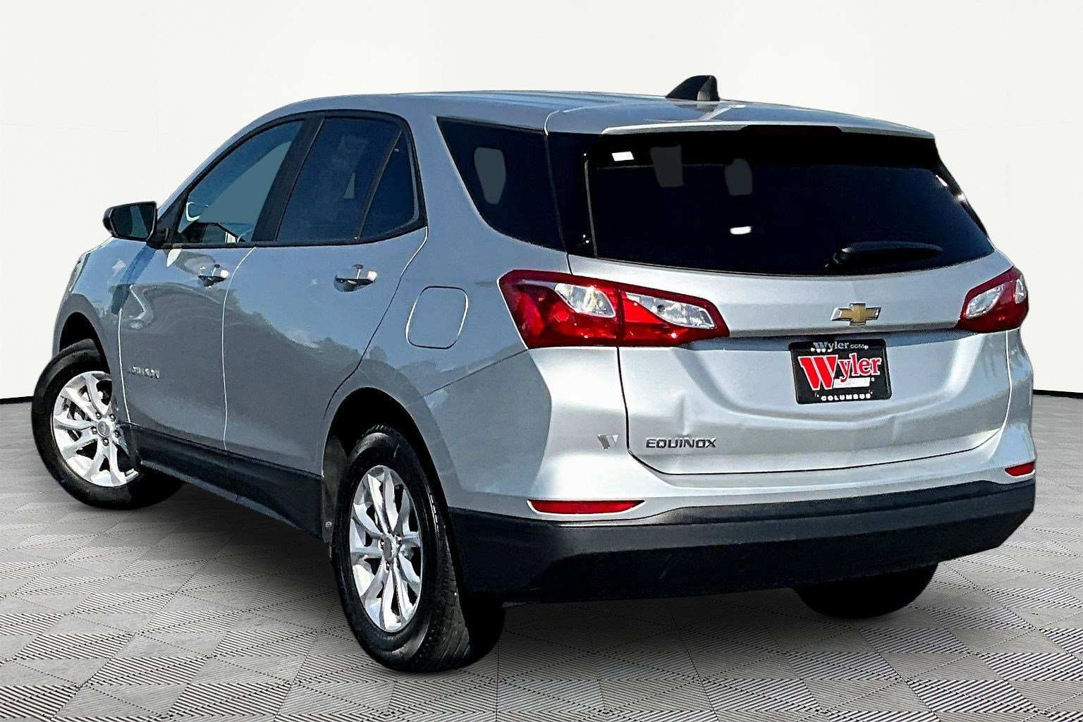 Used 2020 Chevrolet Equinox LS w/ LS Convenience Package FWD image 4