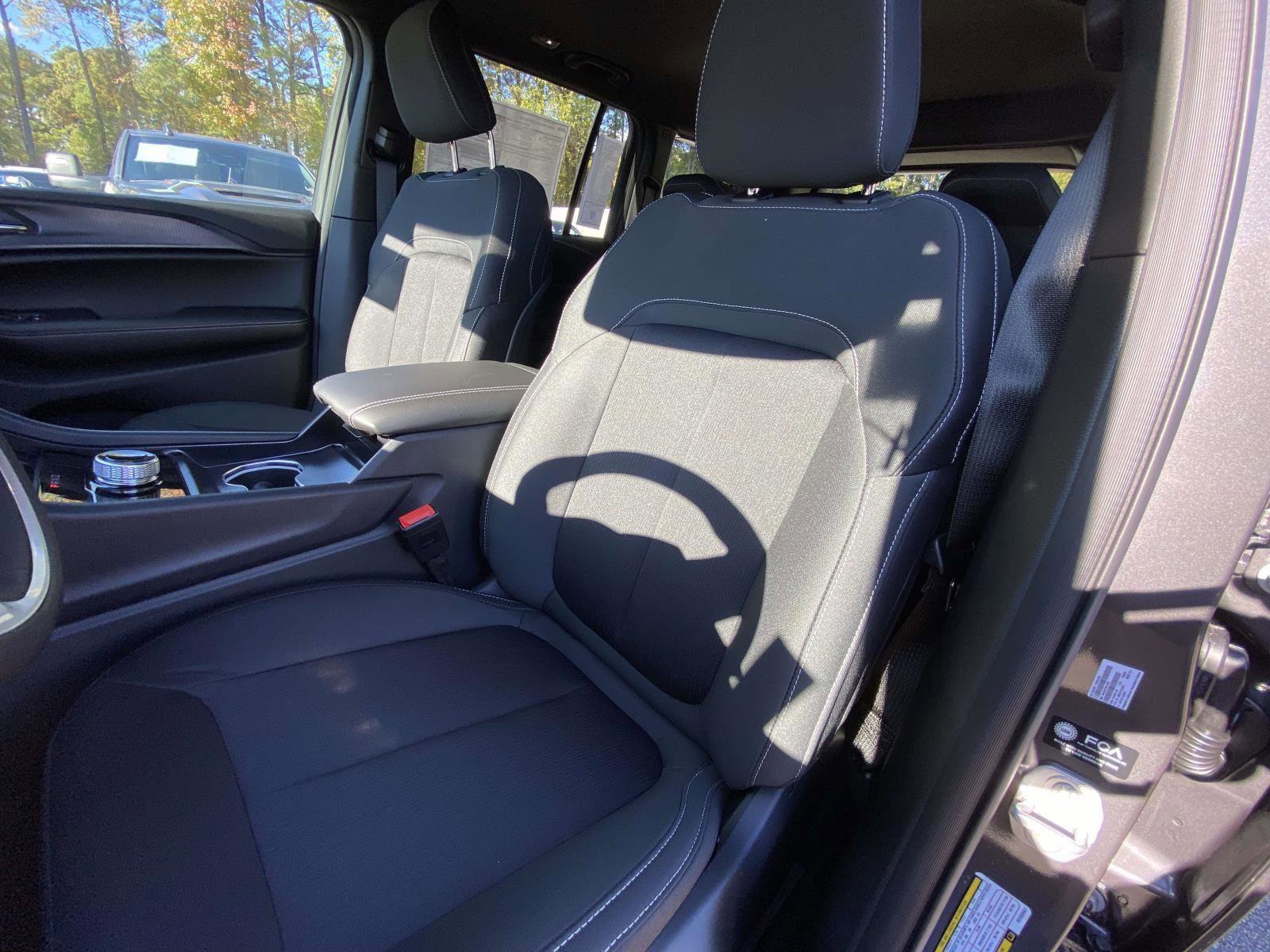 New 2025 Jeep Grand Cherokee Laredo X w/ Luxury Tech Group I image 9