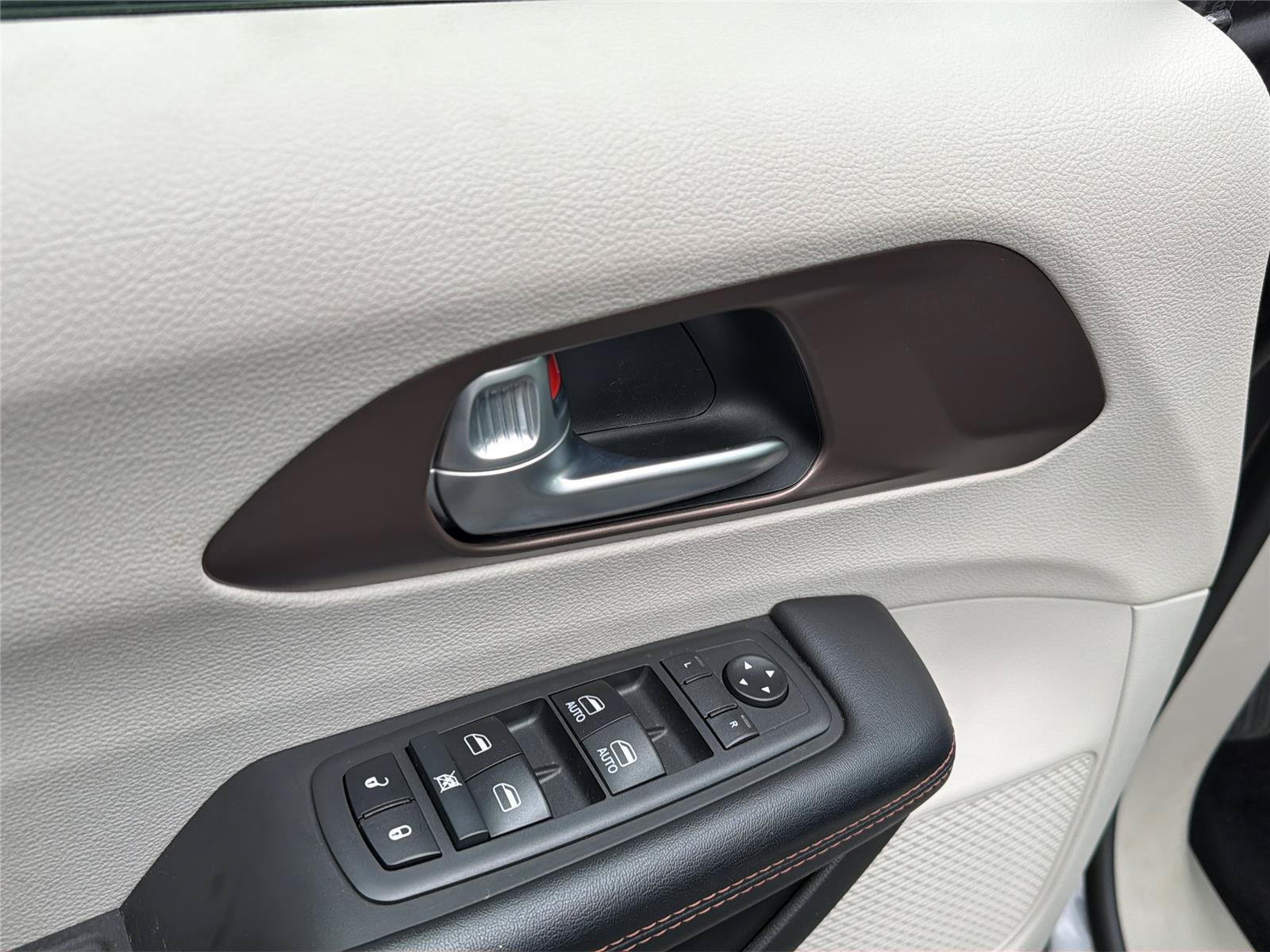 Used 2019 Chrysler Pacifica Touring-L FWD image 31