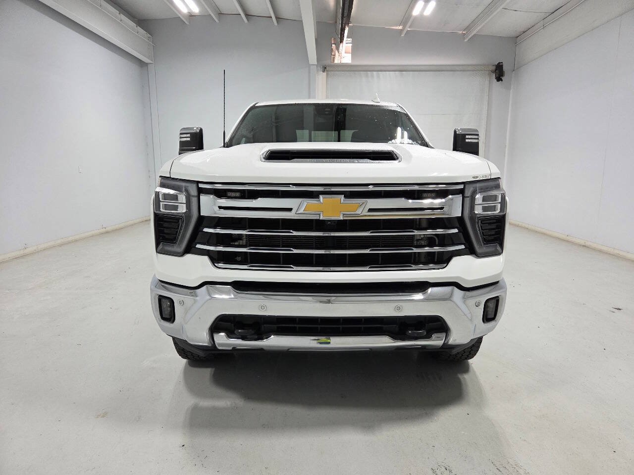 Used 2024 Chevrolet Silverado 2500 LTZ w/ LTZ Plus Package AWD/4WD image 4