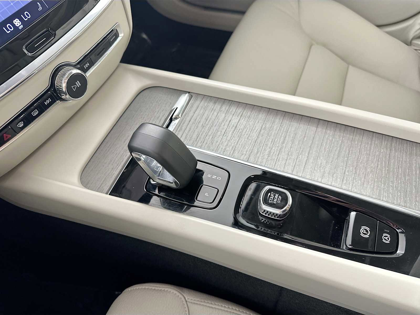 Used 2025 Volvo V60 B5 Cross Country Plus w/ Protection Package Premier image 16