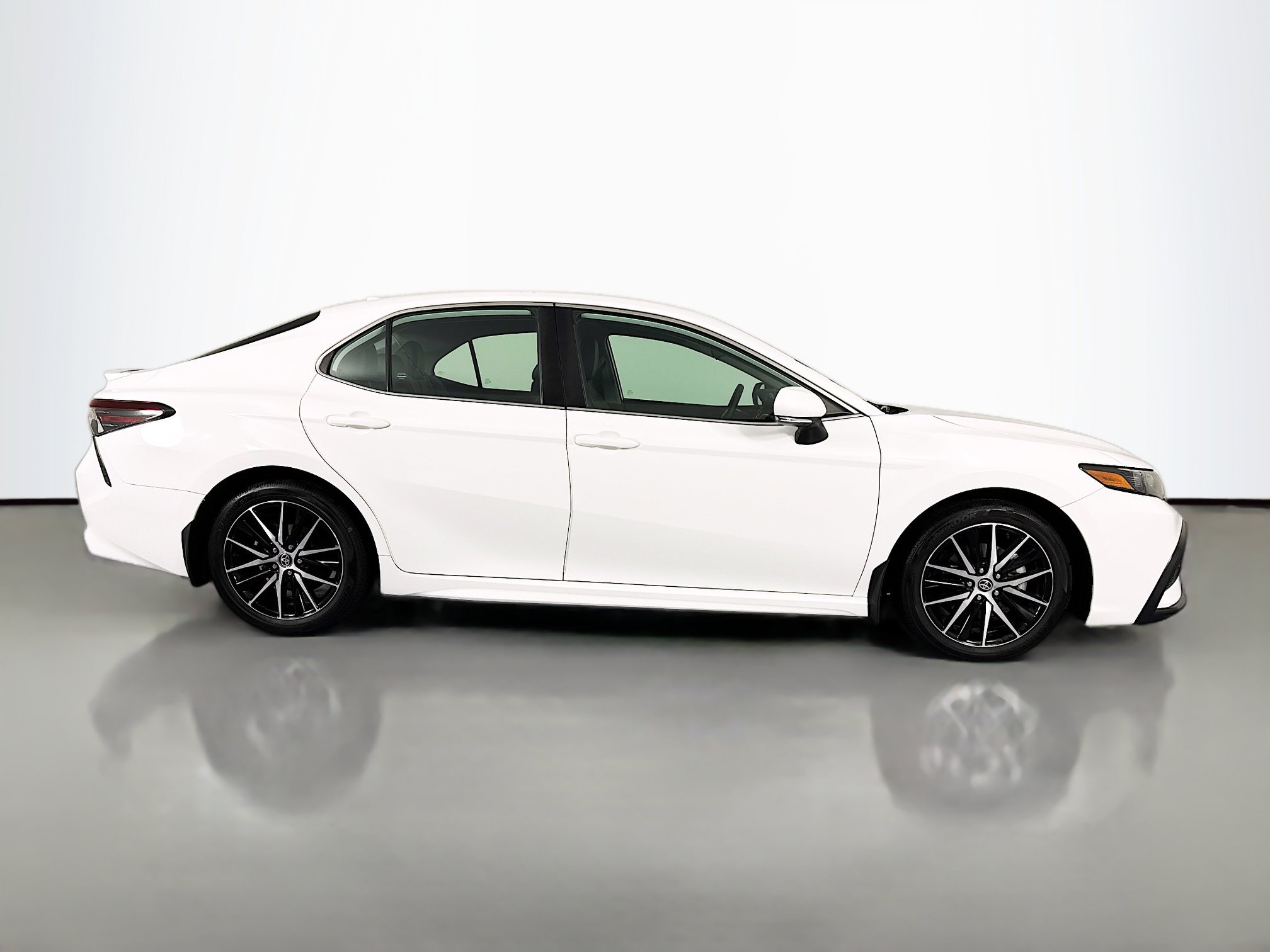 Used 2023 Toyota Camry SE AWD/4WD image 4