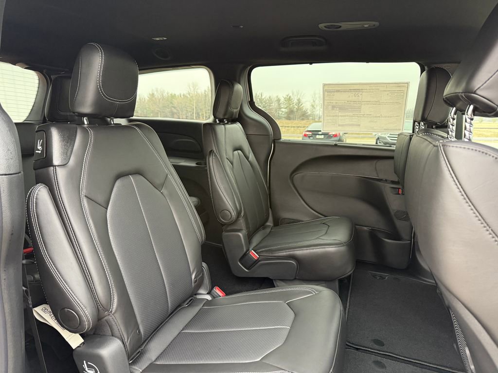 New 2026 Chrysler Pacifica Select w/ S Appearance Package AWD/4WD image 18