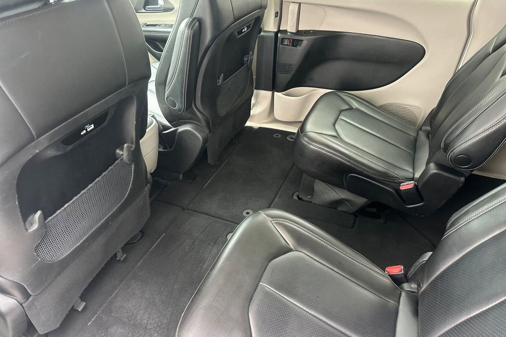 Used 2023 Chrysler Pacifica Touring-L image 12